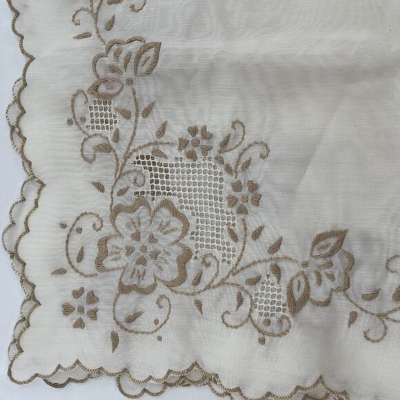 Embroidered cutout Table runner, 6 placemats and 6 napkins Unbleached - Picture 7 of 8